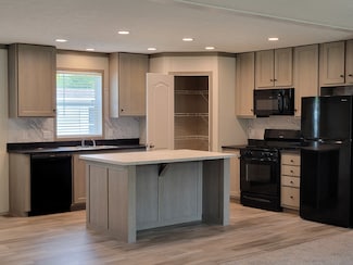 9542 Seaway Dr Unit 58, Clay Township, MI 48001