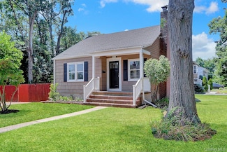 20 Whitman Ave, Islip, NY 11751