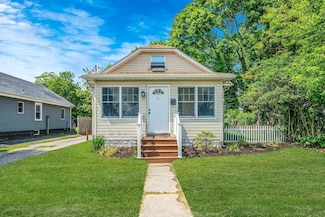 301 Oak St, Patchogue, NY 11772