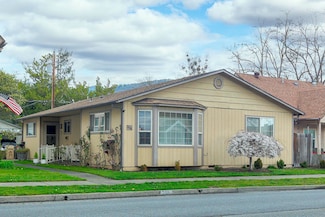 306 NE D St, Grants Pass, OR 97526