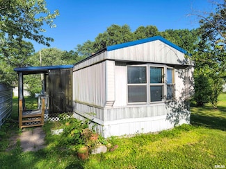 235 W 8th St, Flora, IL 62839