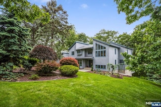 33 Willow Brook Dr, Caldwell, NJ 07006