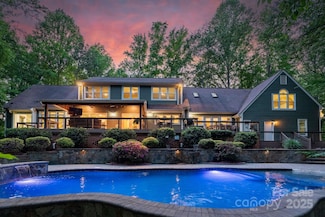 8400 Prince Valiant Dr, Waxhaw, NC 28173