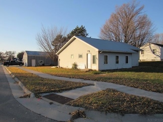 601 6th St, Delhi, IA 52223