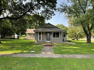 337 E Elm St, Moweaqua, IL 62550