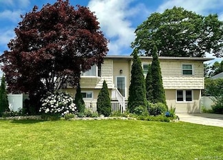 648 Molloy St, Copiague, NY 11726