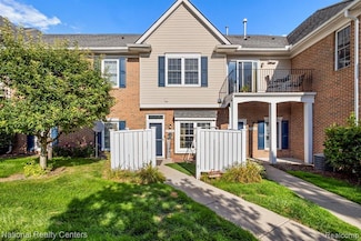 2960 Cottonwood Dr, Waterford, MI 48328