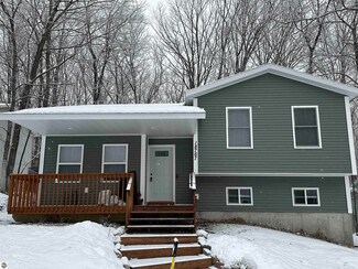 18767 Lakewood Cir, Lake Ann, MI 49650