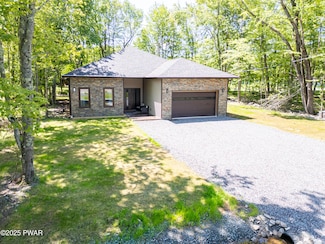 10 Raccoon Cir, Lake Ariel, PA 18436
