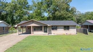 322 Sharon St, Scottsboro, AL 35768
