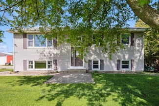 6775 Comer Rd, Farley, IA 52046