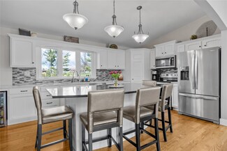 4160 Riverview Rd, Cedar Rapids, IA 52411