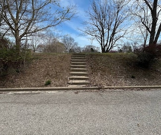 814 3rd St, Carmi, IL 62821