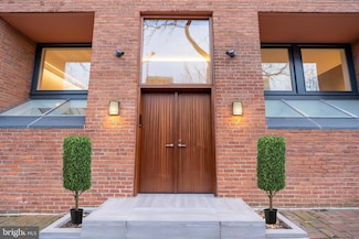 110-12 Delancey St, Philadelphia, PA 19106