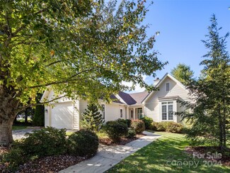 90 Dunroy Dr, Hendersonville, NC 28739