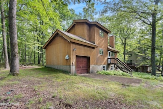 273 W Lakeview Rd, Lackawaxen, PA 18435