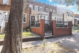 25-57 Mcintosh St, Flushing, NY 11369