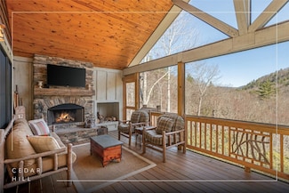 1034 E Rochester Dr, Cashiers, NC 28717