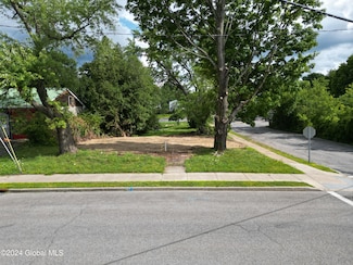 16 Pine St, Corinth, NY 12822