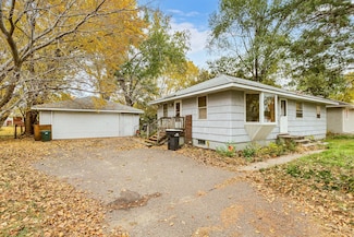 1741 Oakwood Dr, Saint Paul, MN 55126