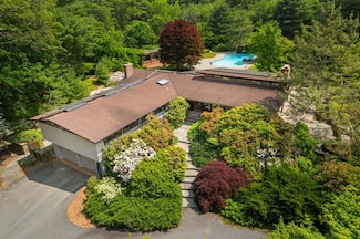 53 Stonehedge Rd, Lincoln, MA 01773