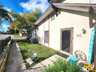 100 Royal Way Dr, Del Rio, TX 78840