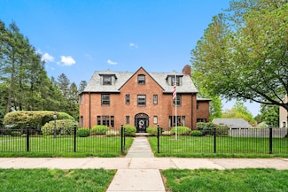 44 Walbridge Rd, West Hartford, CT 06119
