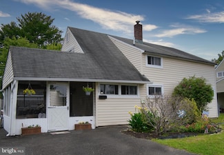 259 Goldenridge Dr, Levittown, PA 19057