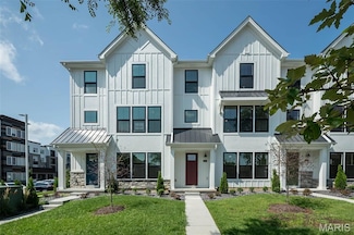 8912 W Gateway Cir, Richmond Heights, MO 63144