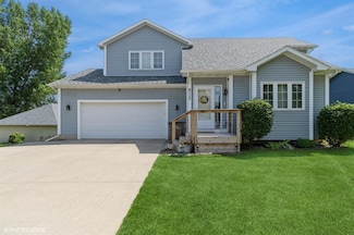 6113 E Oakwood Dr, Pleasant Hill, IA 50327