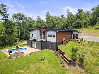 349 Chipman Rd, Bethpage, TN 37022