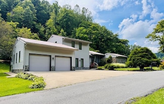 171 Verne Horne Dr, Staffordsville, KY 41256