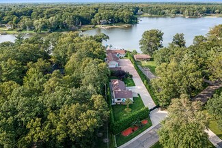 15877 Lake Ave, Grand Haven, MI 49417