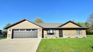 1017 W 2nd St, Zumbrota, MN 55992
