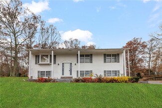 11 Primrose Ln, Johnston, RI 02919