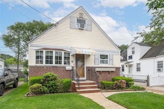 420 Pennsylvania Ave, Williston Park, NY 11596