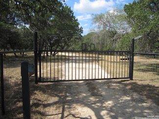 1318 Oakridge Ln, Pipe Creek, TX 78063