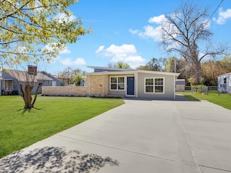 907 Hallum St, River Oaks, TX 76114