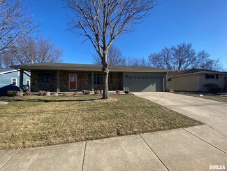 226 Cypress St, Pekin, IL 61554