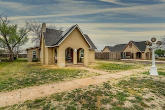 1011 Travis St, Plainview, TX 79072
