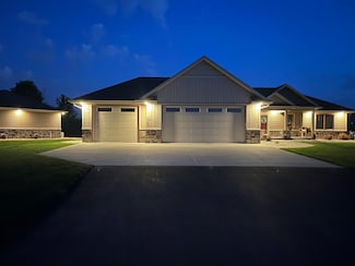 W7535 Cross Country Ln, Hortonville, WI 54944