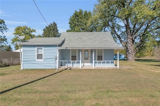 79 W Maple St, Breckenridge, MO 64625