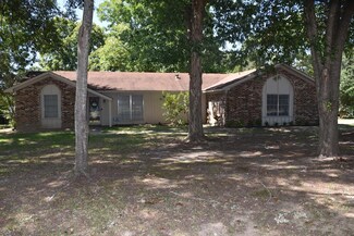 129 Longhorn Dr, Palestine, TX 75801