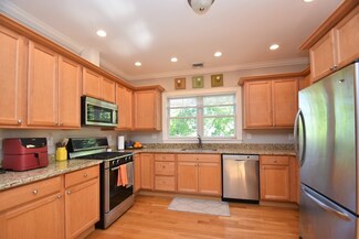 204 Elliot St Unit 204, Newton Upper Falls, MA 02464