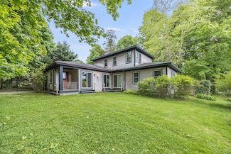 40 High St, Woods Hole, MA 02543