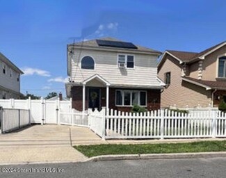 109 Laconia Ave, Staten Island, NY 10305