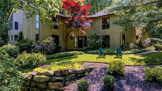 25 Martingale Ct, Chagrin Falls, OH 44022