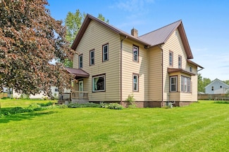 110 E Freeborn St, Cecil, WI 54111