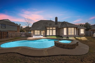 2972 Clubhouse Cir, Burleson, TX 76028
