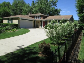 2234 Strawberry Ln, Glenview, IL 60026